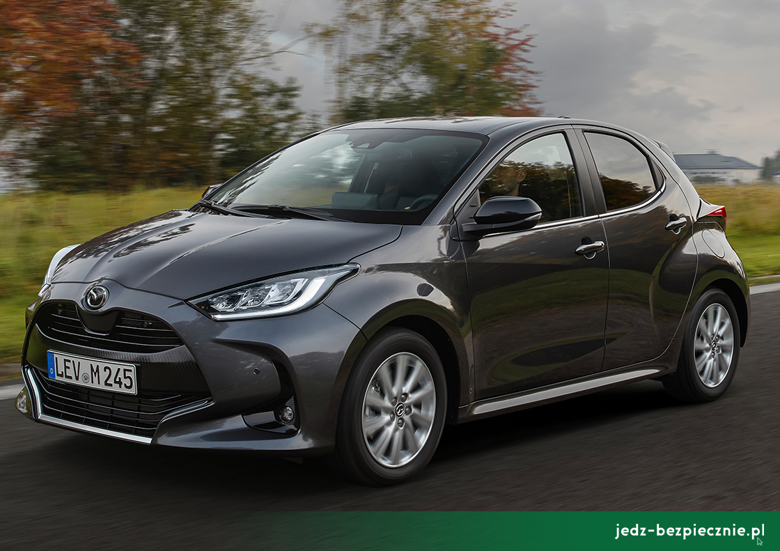 Premiera tygodnia - Mazda 2 mild-hybrid facelifting 2022 - przód auta w wersji hybrydowej
